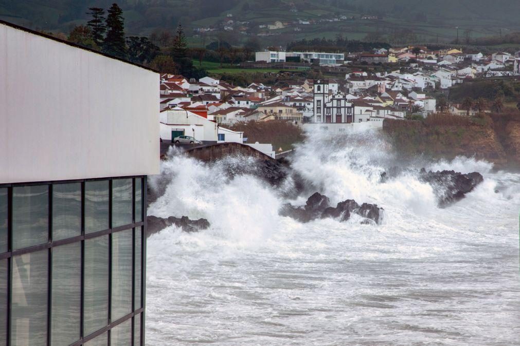 Ondas nos Açores podem atingir os 11 metros nos próximos dias