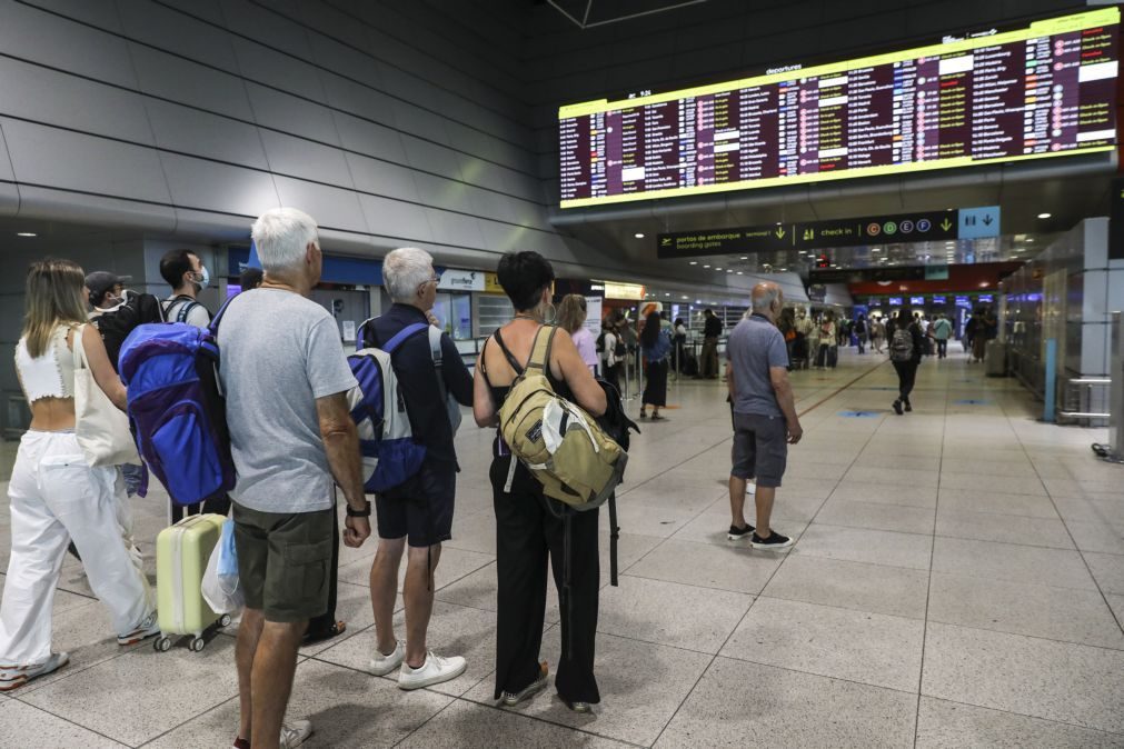 Passageiros nos aeroportos mais do que duplicam em 2022 mas ainda abaixo de 2019