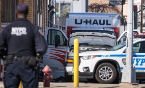 Um morto e oito feridos em Nova Iorque após condutor de camião invadir passeio