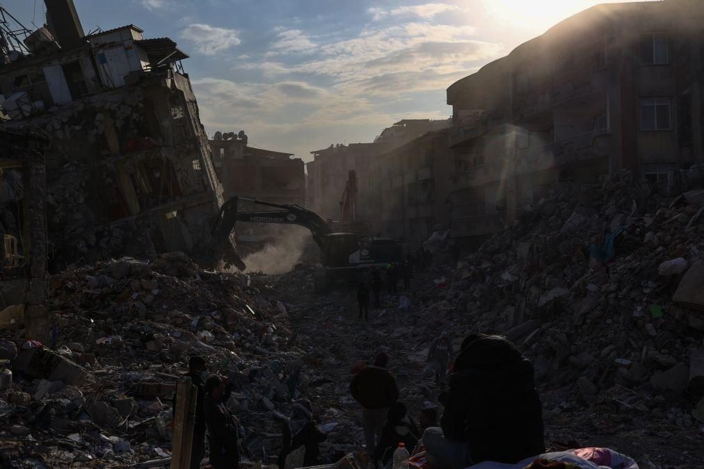 Resgatados 5 sobreviventes após 9 dias nos escombros depois do sismo
