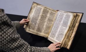 Bíblia hebraica mais antiga do mundo vai a leilão e pode atingir os 46 milhões de euros