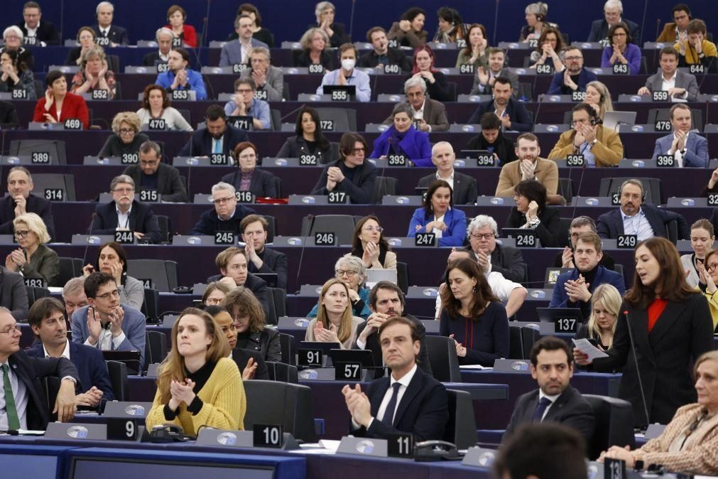 Ucrânia: Maioria dos eurodeputados quer que UE ceda caças a Kiev
