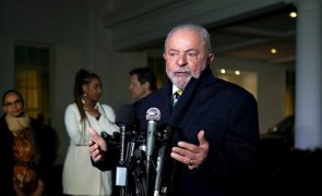 Presidente do Brasil anuncia reajuste do salário mínimo e mudança em imposto