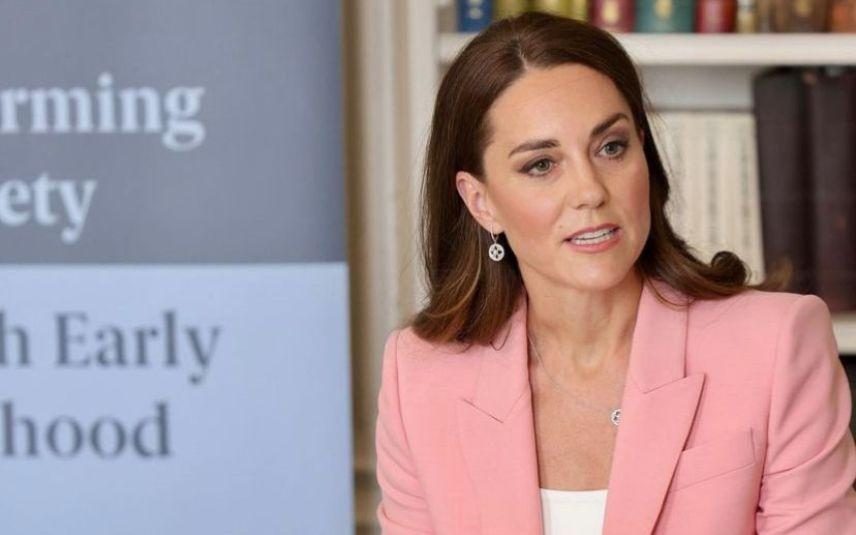 Kate Middleton - Arrasa na passadeira vermelha com vestido de inspiração grega e brincos da Zara