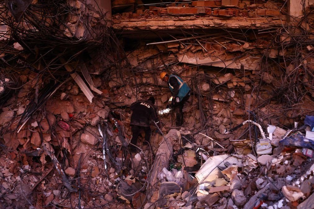Novo tremor de terra fez um morto e 69 feridos no sul da Turquia