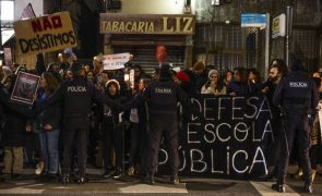 Professores concentrados em Matosinhos exigem ser ouvidos por António Costa