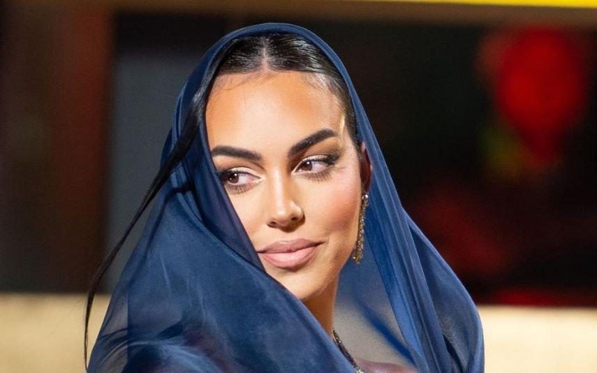 Georgina Rodriguez às compras no supermercado e com Cristianinho a ajudar