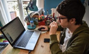 Hábitos 'online' causam ansiedade a metade dos jovens, mas pais não o reconhecem