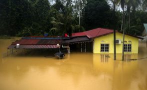 Pelo menos três mortos e 35 mil deslocados na sequência de inundações na Malásia