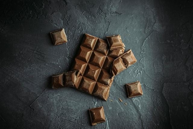 Mulher encontra caixa de chocolate com quase 100 anos escondida em casa