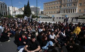 Manifestantes na Grécia exigem respostas ao Governo sobre desastre ferroviário