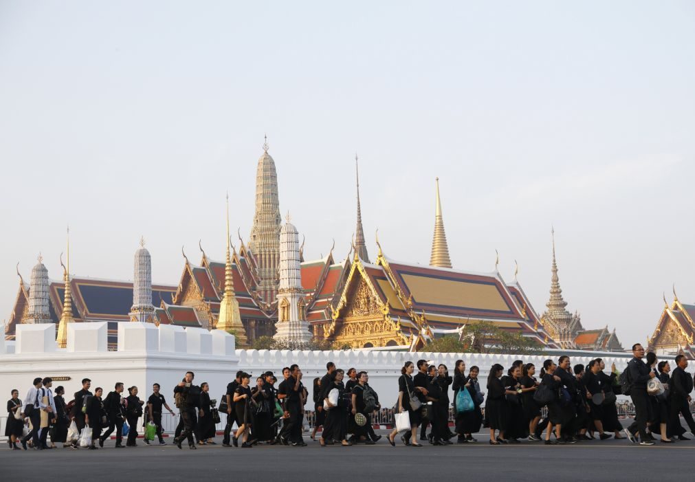 Início das cerimónias fúnebres do rei da Tailândia com mais de 200.000 pessoas na rua