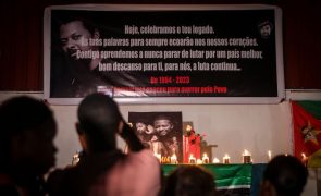 Centenas em vigília pelo 'rapper' Azagaia anunciam marcha em Maputo