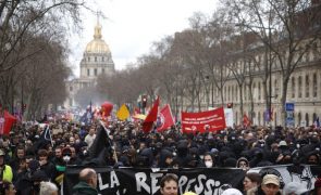 Reforma das pensões avança enquanto protestos continuam em toda a França