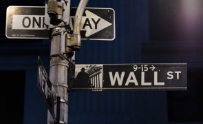 Wall Street fecha sem rumo mas a aliviar perdas após ação do banco central suíço