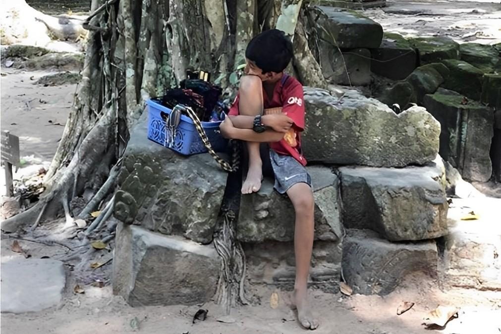 O pequeno vendedor de lembranças do Camboja que surpreende turistas de forma peculiar