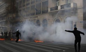 Violentos confrontos entre manifestantes e a polícia em Atenas