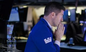 Wall Street segue no 'vermelho' com bancos em queda