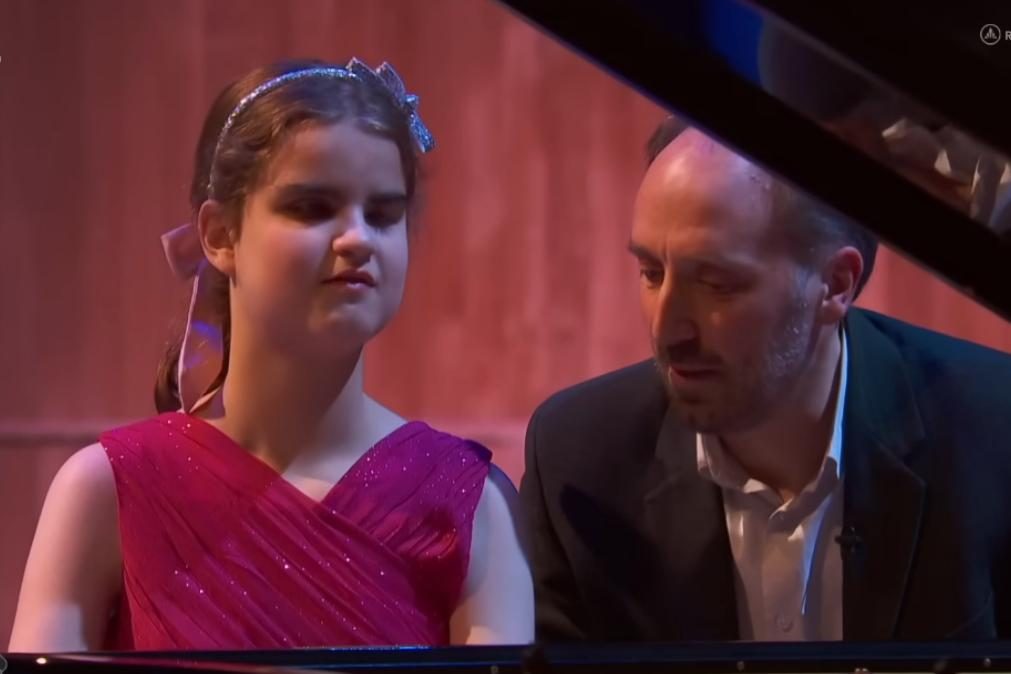 Menina cega e autista arrasa no piano e conquista concurso de talentos [vídeo]