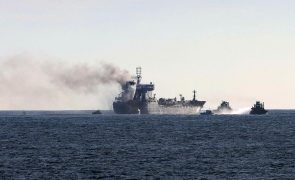 Matosinhos refere que não há risco de derrame de navio que se incendiou ao largo do Porto