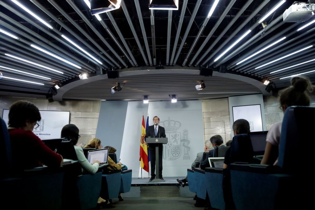 Rajoy delega na sua vice-presidente funções de Carles Puigdemont