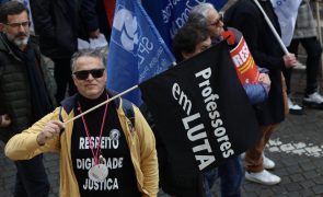 Greve dos professores ao último tempo de aulas só começa quarta-feira