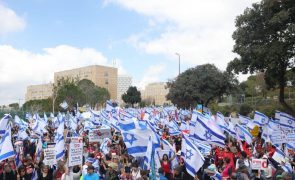 Mais de 100.000 concentram-se frente ao parlamento israelita contra reforma judicial