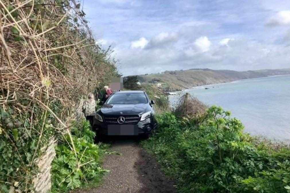 Engana-se no caminho e abandona Mercedes em precipício junto ao mar