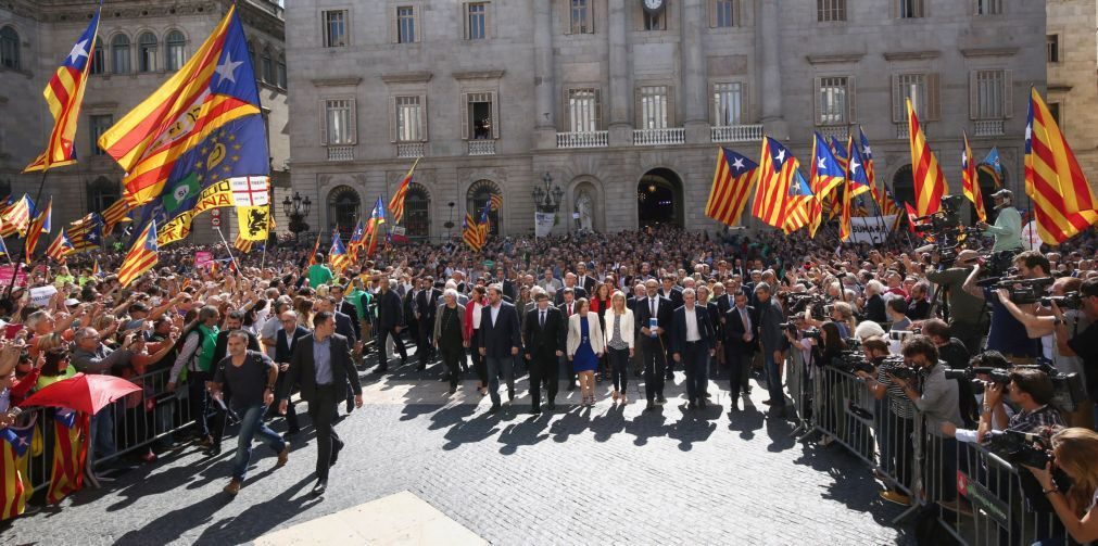 Puigdemont recusa afastamento e quer catalães a fazer 