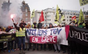Manifestantes bloqueiam estação de comboios em Paris, protestos espalham-se
