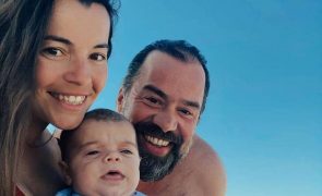 Luís Filipe Borges com bebé nos braços e mulher desmaiada após aborto