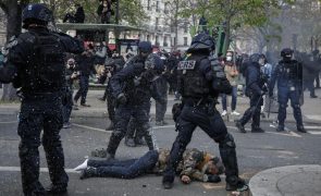 Violência marca protestos menos maciços de hoje em França contra lei das pensões