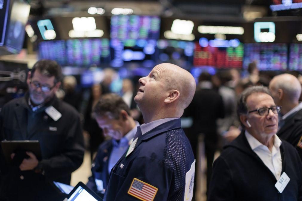 Wall Street fecha em alta graças à tranquilização dos investidores com banca