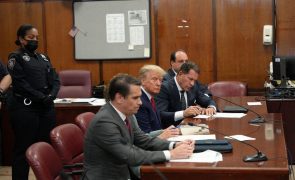 Trump deixa tribunal criminal de Manhattan após declarar-se inocente de 34 acusações