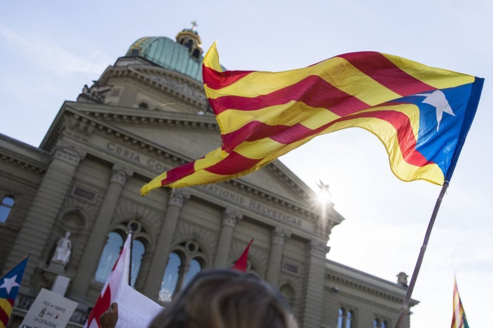 Catalunha: ERC e partido de Puigdemont admitem ir às eleições de 21 de dezembro