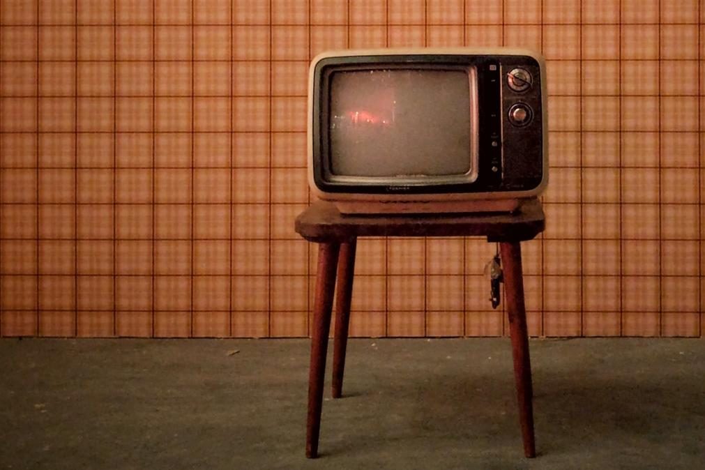 Portugueses passam mais de 5 horas por dia em frente à televisão