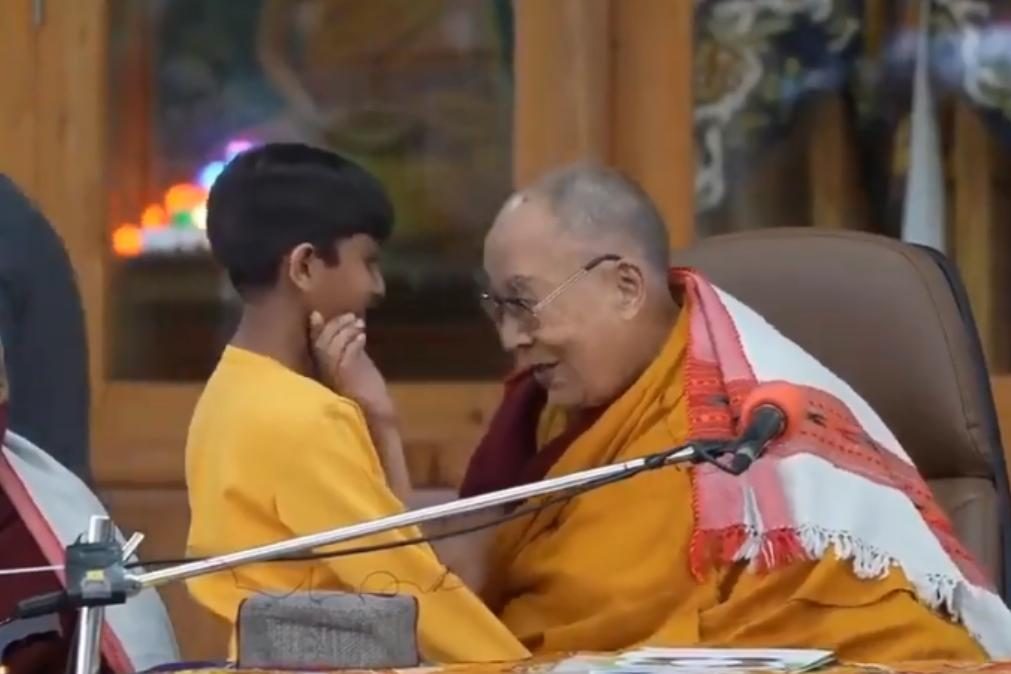 Dalai Lama beija rapaz na boca e pede que lhe chupe a língua