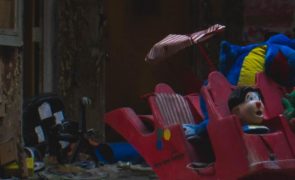 Três crianças que viviam no meio de lixo retiradas aos pais