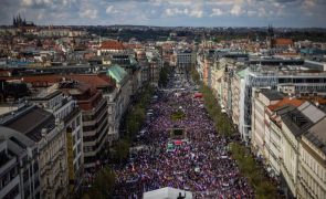 Milhares de pessoas em protesto contra o governo em Praga