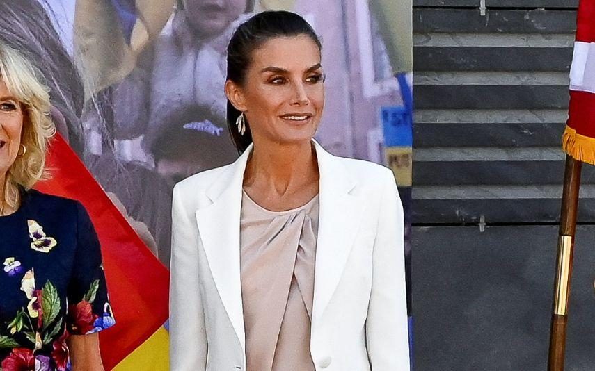 Rainha Letizia - Rouba as atenções com look ousado coral