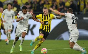 Dortmund goleia Frankfurt e desaloja Bayern da liderança da Liga alemã