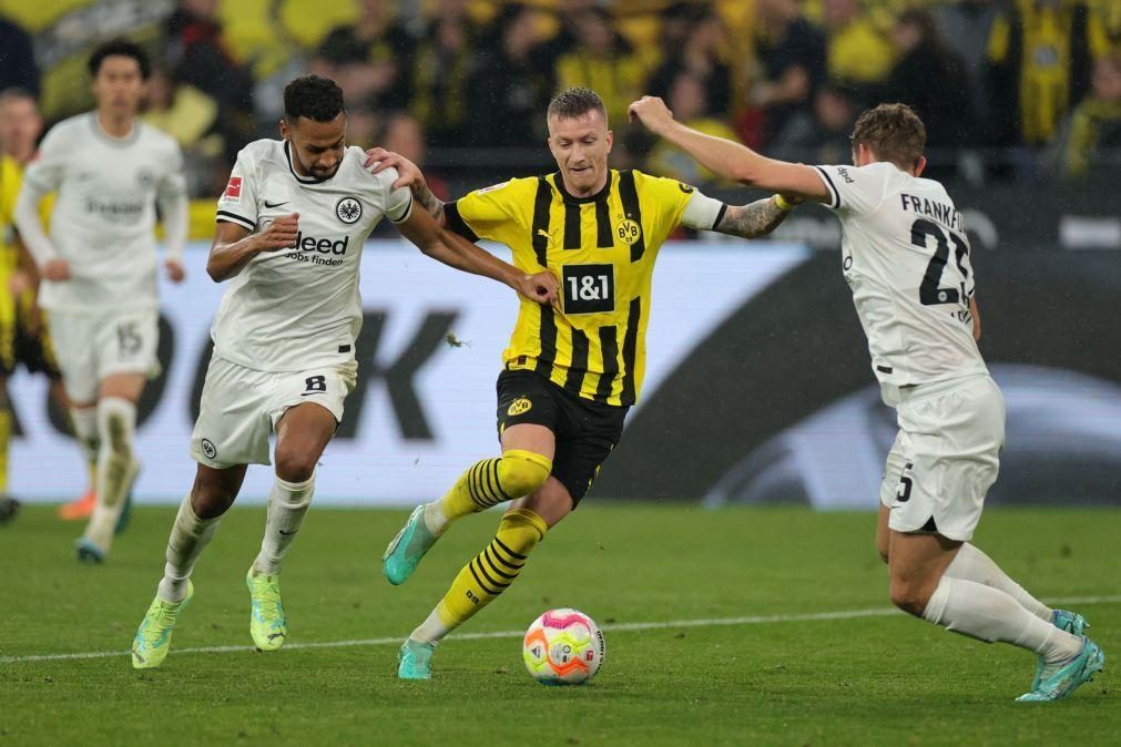Dortmund goleia Frankfurt e desaloja Bayern da liderança da Liga alemã