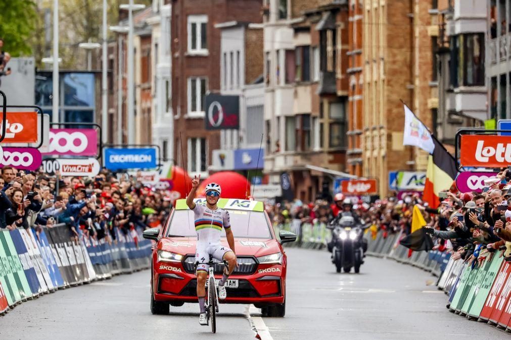 Remco Evenepoel repete triunfo na clássica de Liège, Pogacar cai e fratura pulso