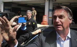 Ex-PR brasileiro Bolsonaro diz não estar vacinado contra covid-19 e nega fraude em certificados