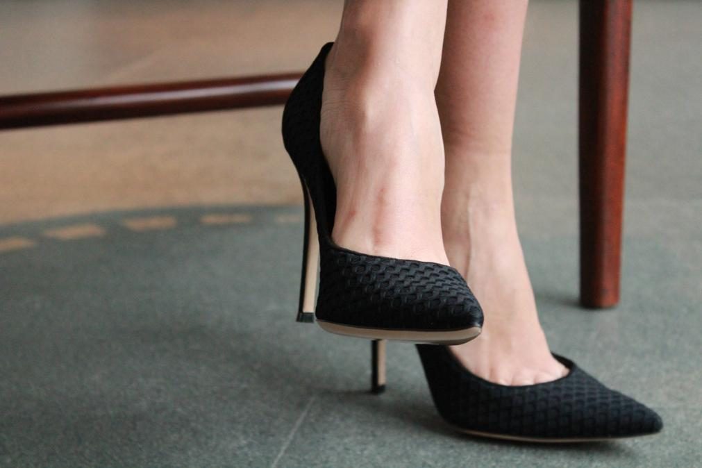 Sapatos de salto alto são perigo enorme para a saúde da mulher