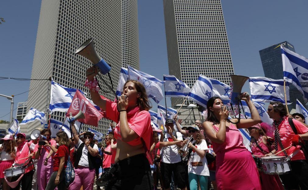 Israelitas bloqueiam estradas em protesto contra plano jurídico de Netanyahu