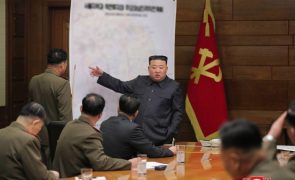 Kim Jong-un inspecciona satélite espião 