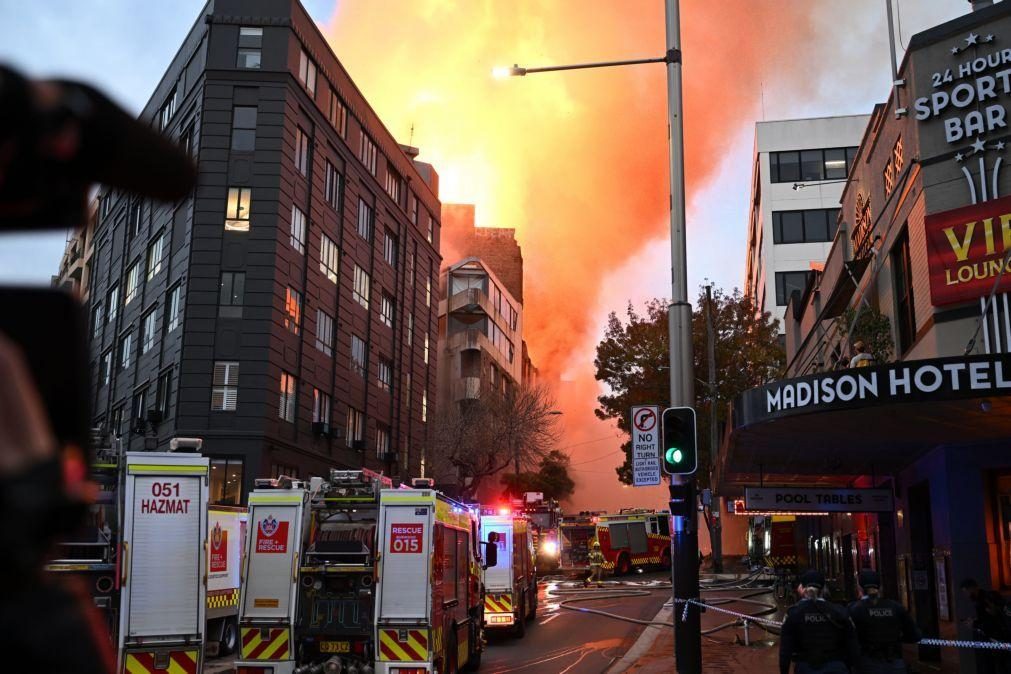 Mais de 100 bombeiros combatem incêndio violento num prédio na Austrália