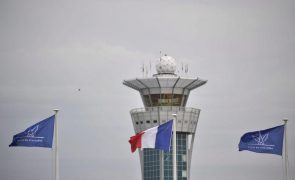 França proíbe alguns voos internos e espera que outros países europeus sigam o exemplo