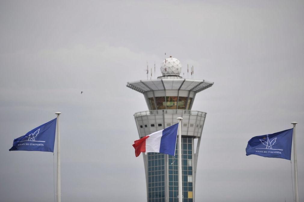 França proíbe alguns voos internos e espera que outros países europeus sigam o exemplo